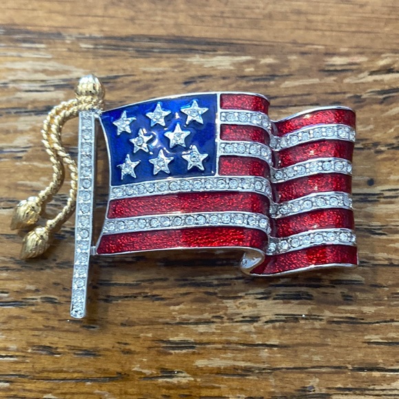 Krementz crystal enamel flowing American flag pin - Picture 1 of 5